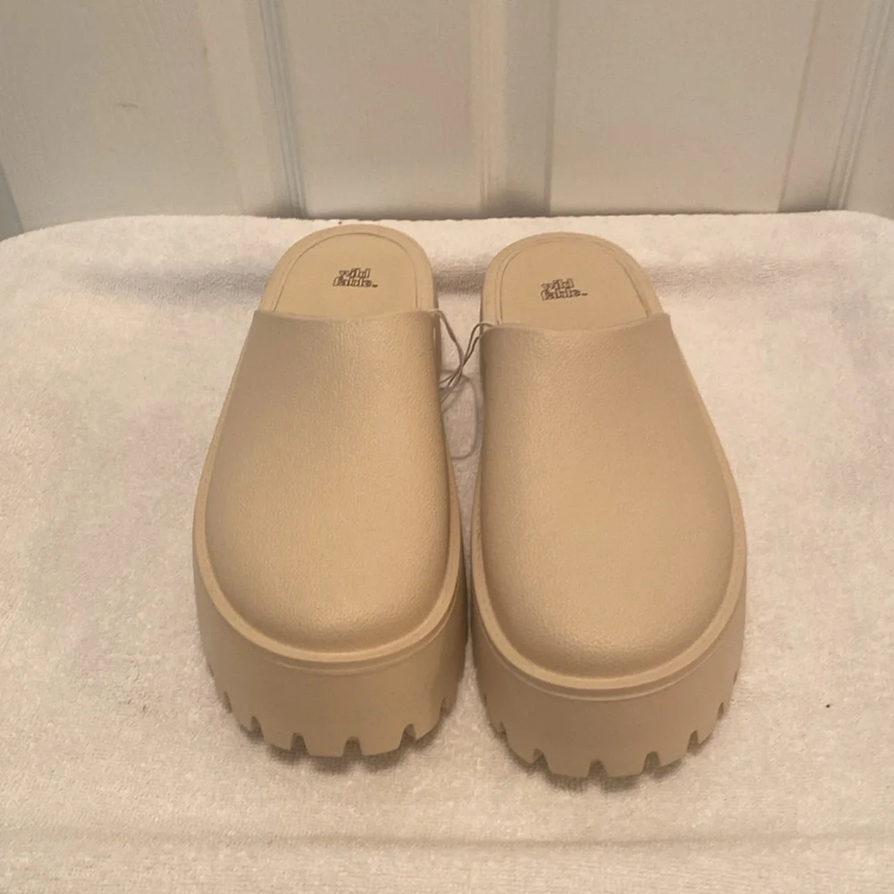 NWOT Wild Fable Tan Slip On Shoes…size 10 - Picture 4 of 6